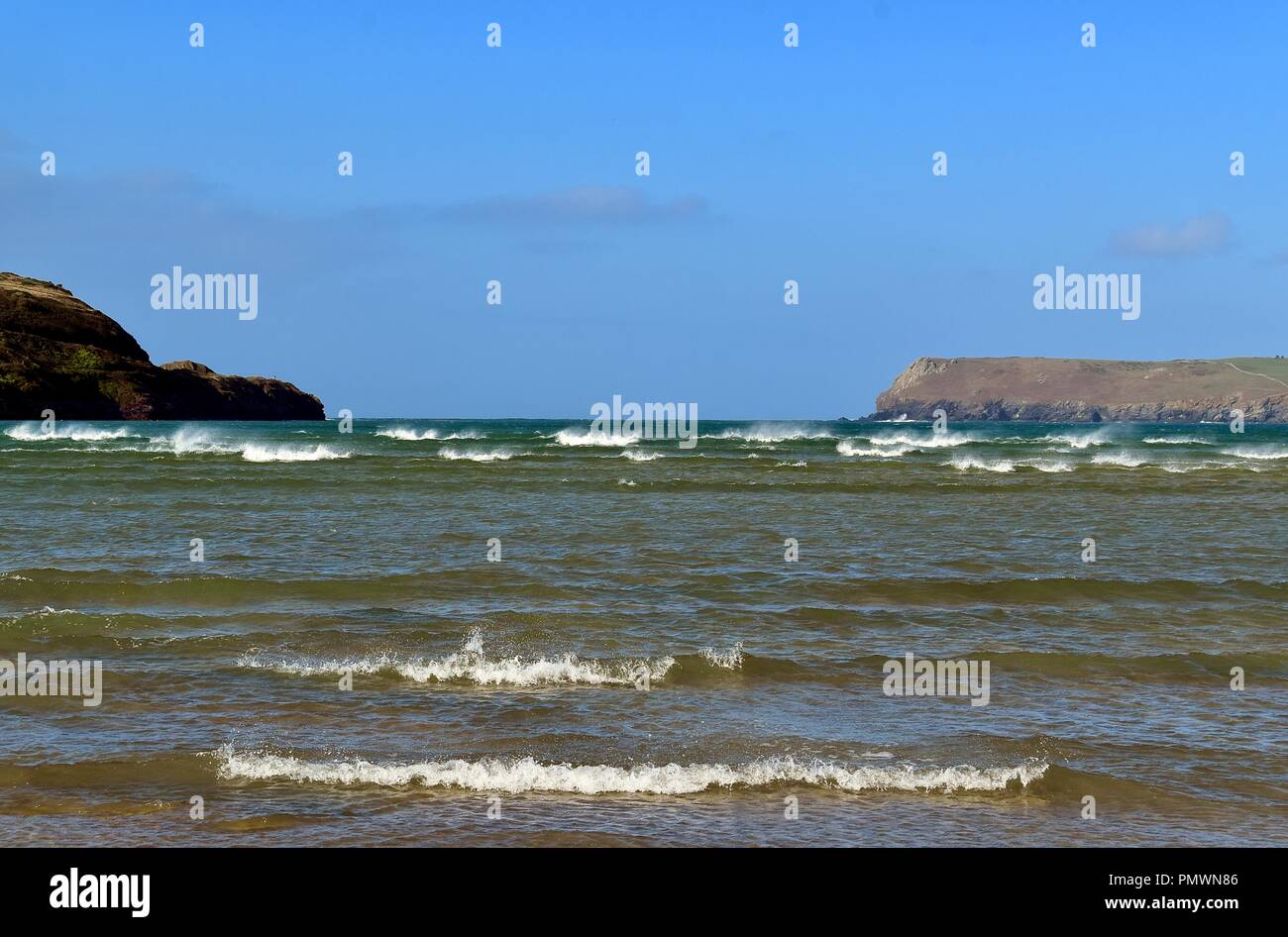 Die Ebbe in einem High Wind aus Tregirls Strand. Stockfoto