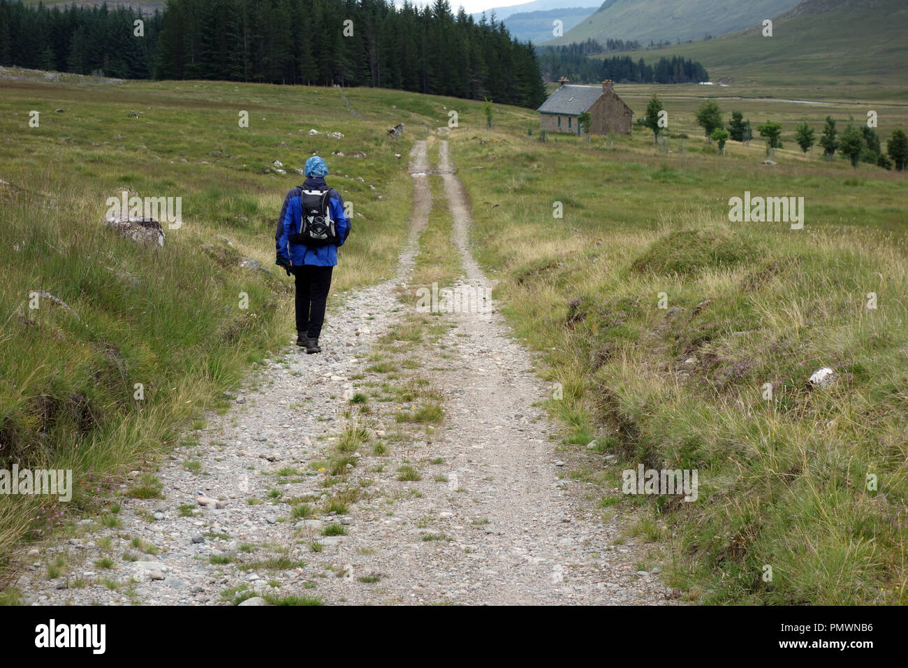 Melgrave Bothy & Bridge, Mann zu Fuß auf den Corrieyairack Pass Teil der Allgemeinen watet militärischen Straße auf dem Weg zur schottischen Berge Corbett Gairbainn Stockfoto