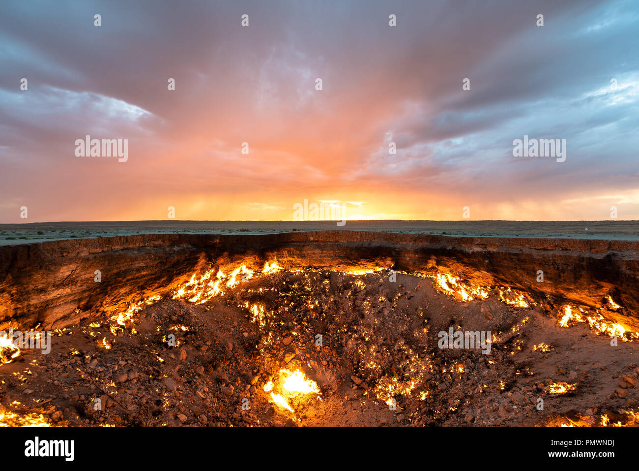 Darvaza (Dereweza) Feuer Krater bei Sonnenaufgang in Turkmenistan Stockfoto