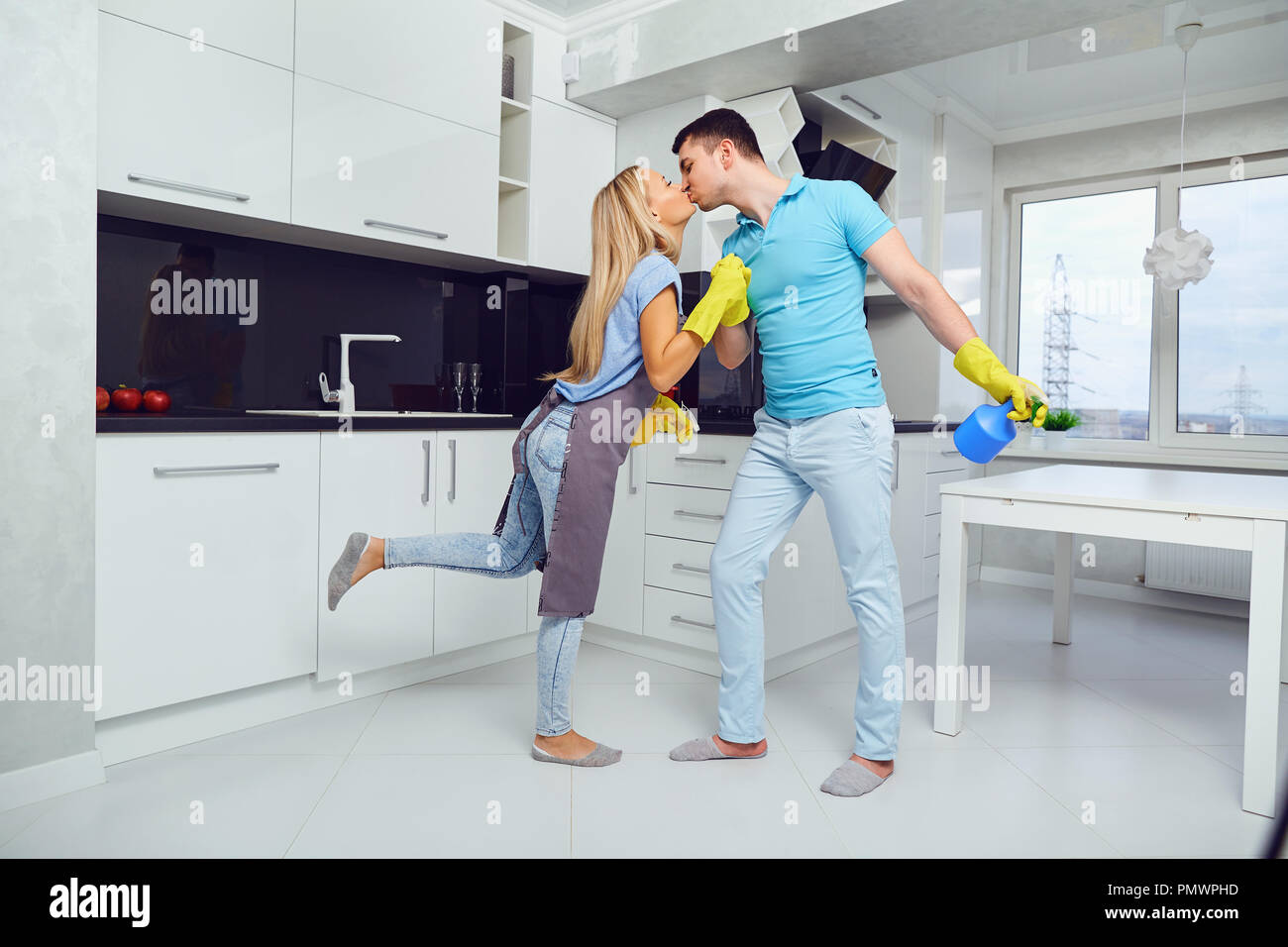 Ein junges Paar ist die Reinigung einer Wohnung. Stockfoto