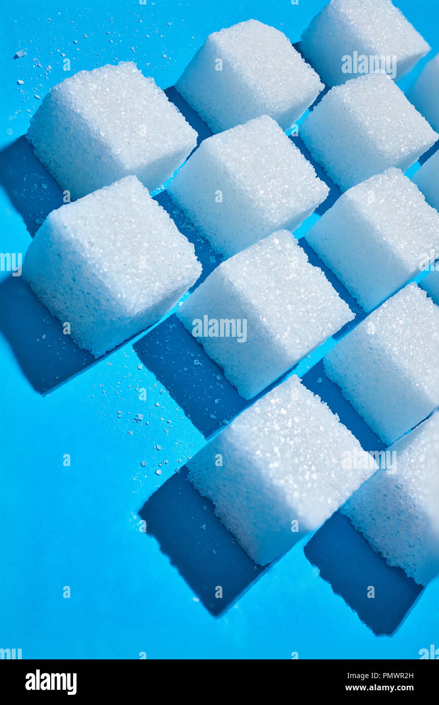 Würfel Zucker bilden Muster auf blauem Hintergrund Stockfoto
