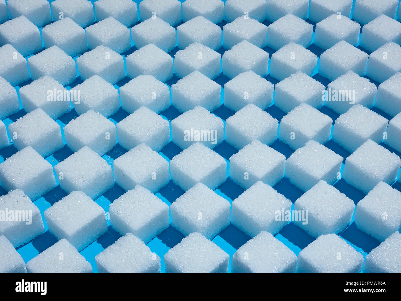 Full Frame Würfel Zucker Schachbrettmuster auf blauem Hintergrund Stockfoto