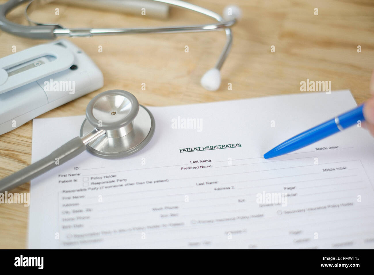 Persönliche Perspektive Patienten Ausfüllen medizinischen Patienten Anmeldeformular Stockfoto