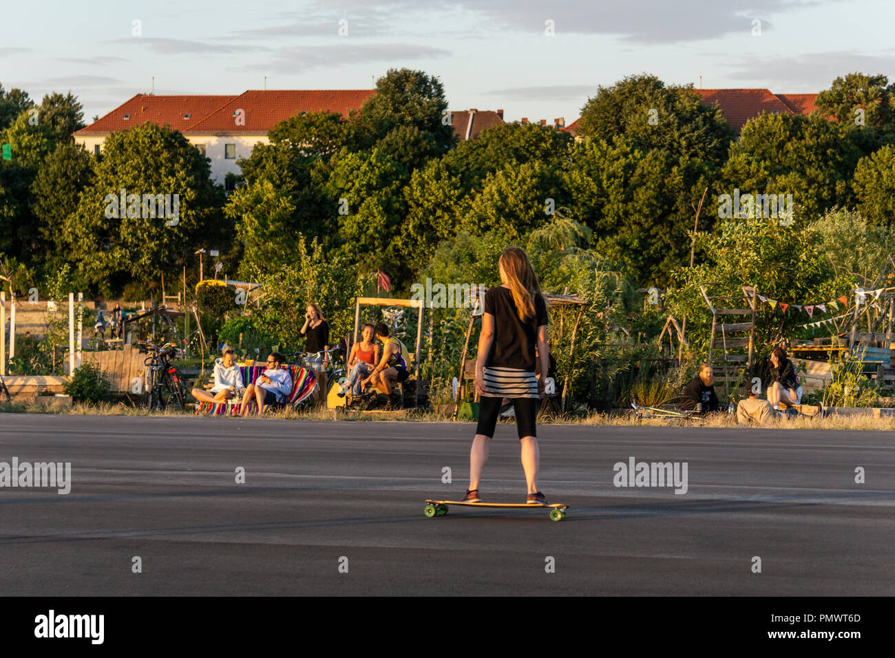 Tempelhofer Feld, Roller Scater am ehemaligen Flughafen Tempelhof, städtischen Garten, alternative Szene, Berlin Stockfoto