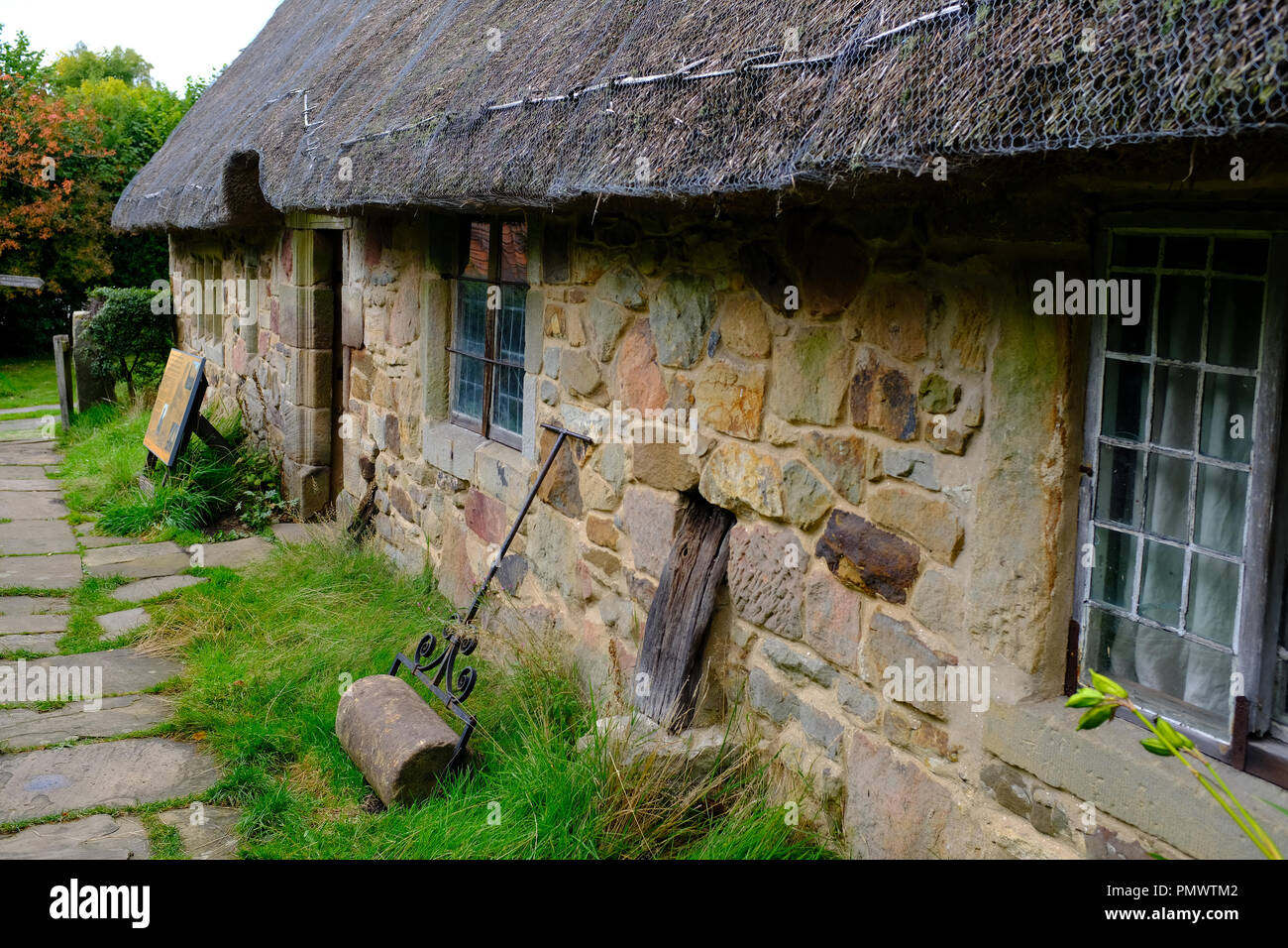 17. Jahrhundert Cottage - Stag Ende lange Haus Ryedale Folk Museum, Hutton le Hole, Yorkshire, Großbritannien Stockfoto