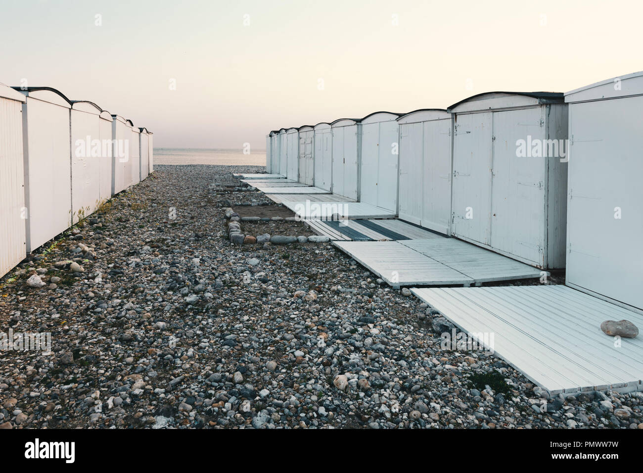 Zwei Reihen von Strand Häuser in Le Havre in der Abenddämmerung. Stockfoto