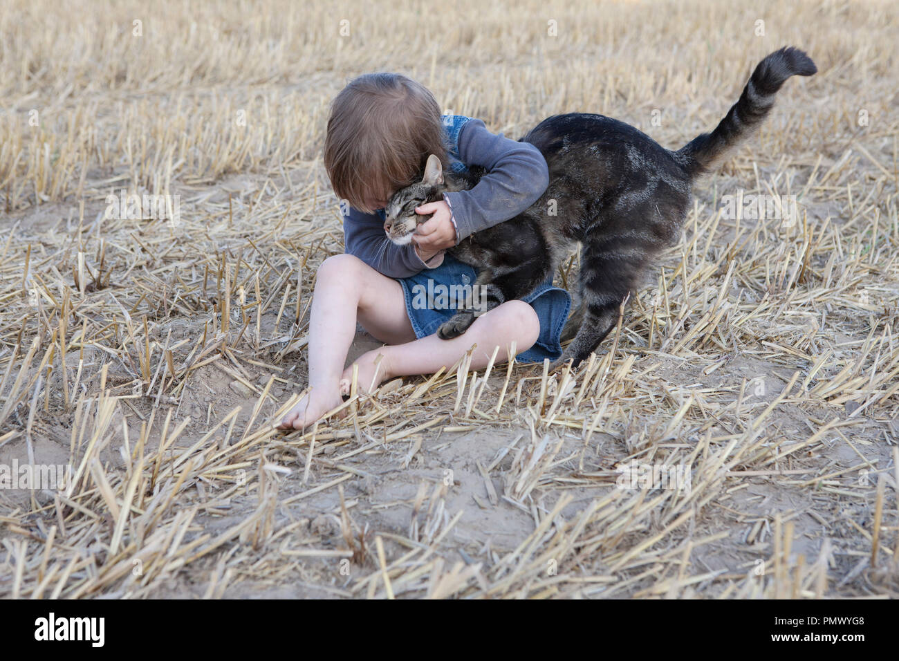 Liebevolle Mädchen umarmt cat Stockfoto