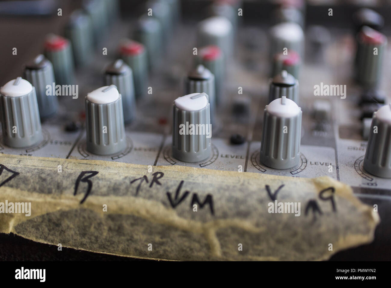 Close up Sound Mixer Zifferblätter mit Klebeband Markierungen Stockfoto