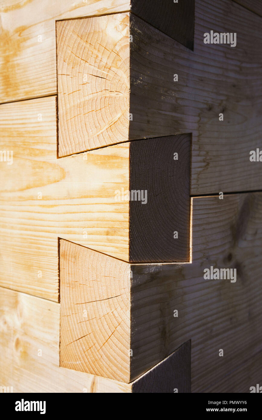 Nahaufnahme des Schwalbenschwanz Holz- Ecke der gebauten Struktur Stockfoto