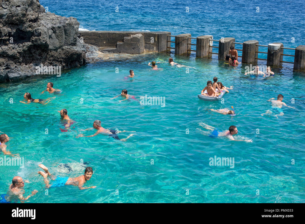 Stillleben der roten Trauben auf weißem Holztisch Stockfoto