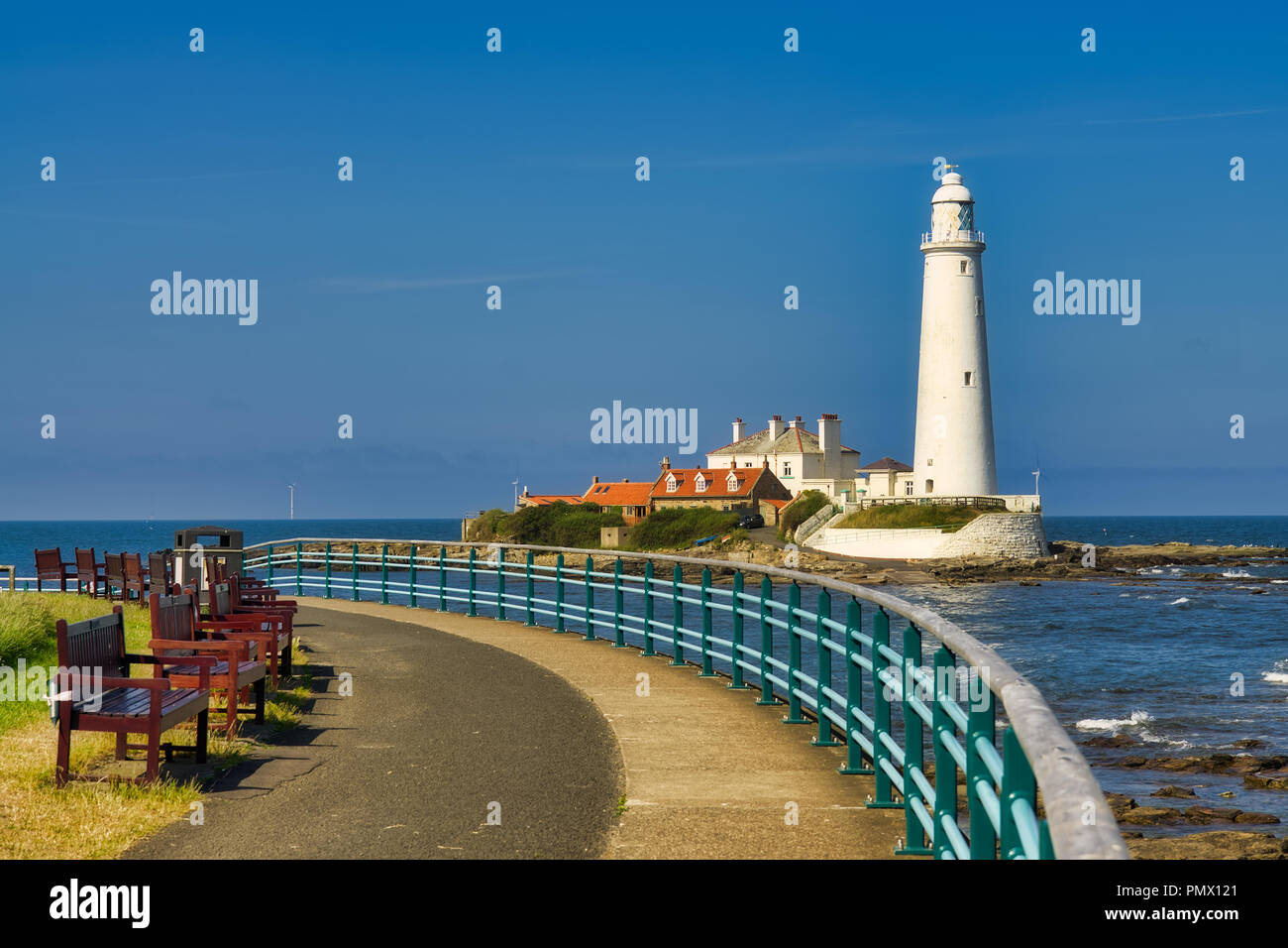 Die Promenade an der Whitley Bay mit der St Mary's Leuchtturm. Stockfoto