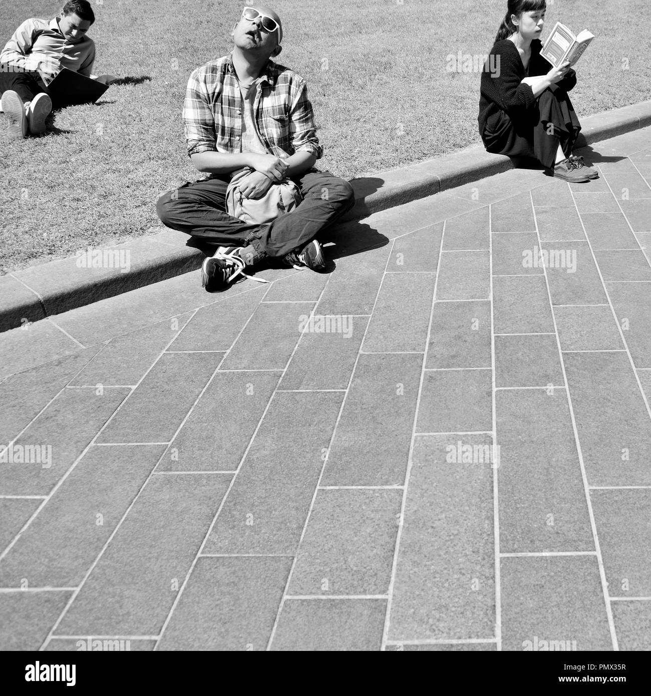 Die Menschen in der Sonne entspannen, Central London, England, UK. Stockfoto