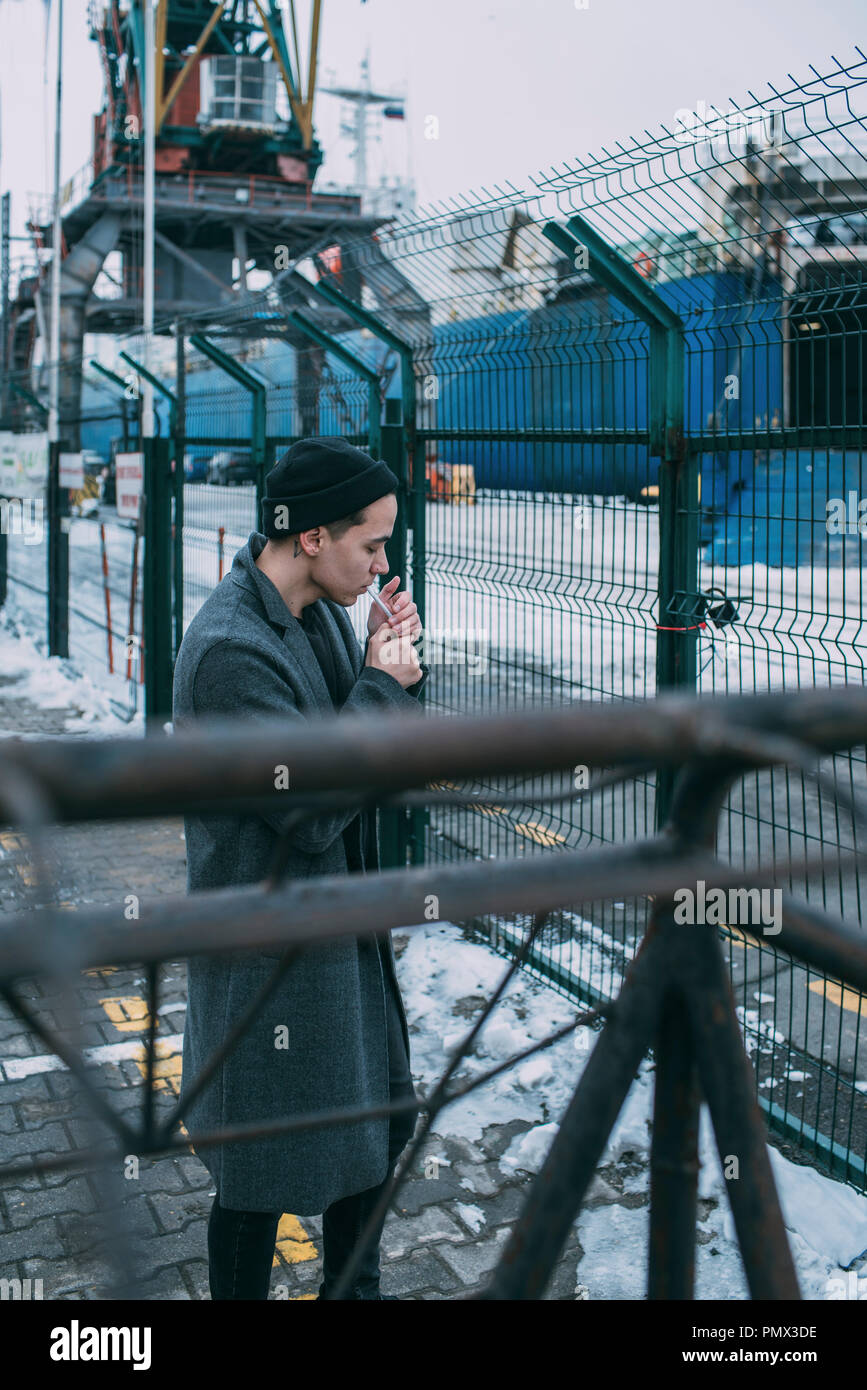 Werft Arbeiter rauchen Stockfoto