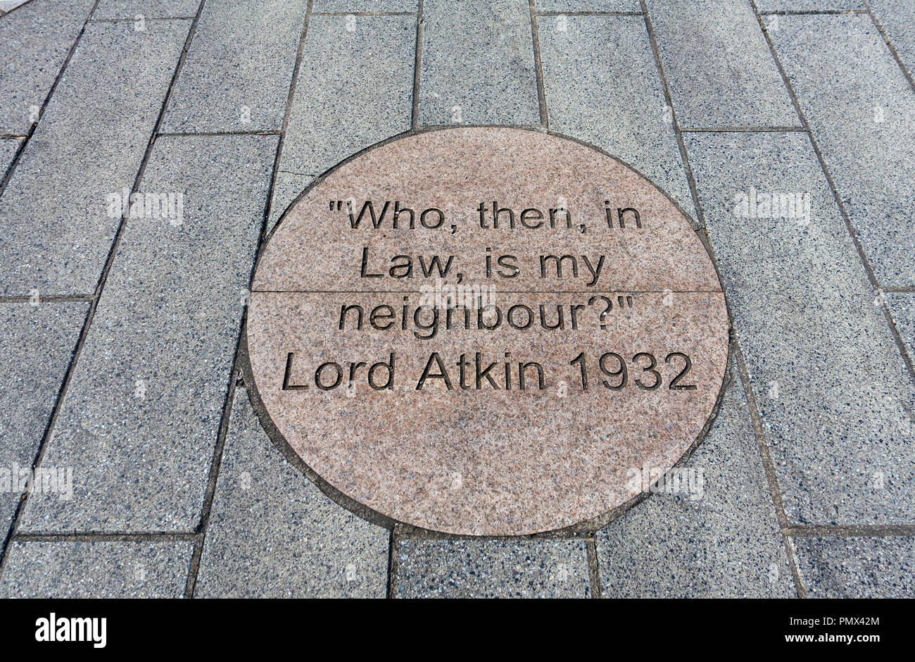 Zitat von Lord Atkin auf einem Gehsteig in Paisley, Schottland. Der Kostenvoranschlag wurde in einem richtungsweisenden Urteil basierend auf einem Vorfall, in Paisley geschah verwendet Stockfoto