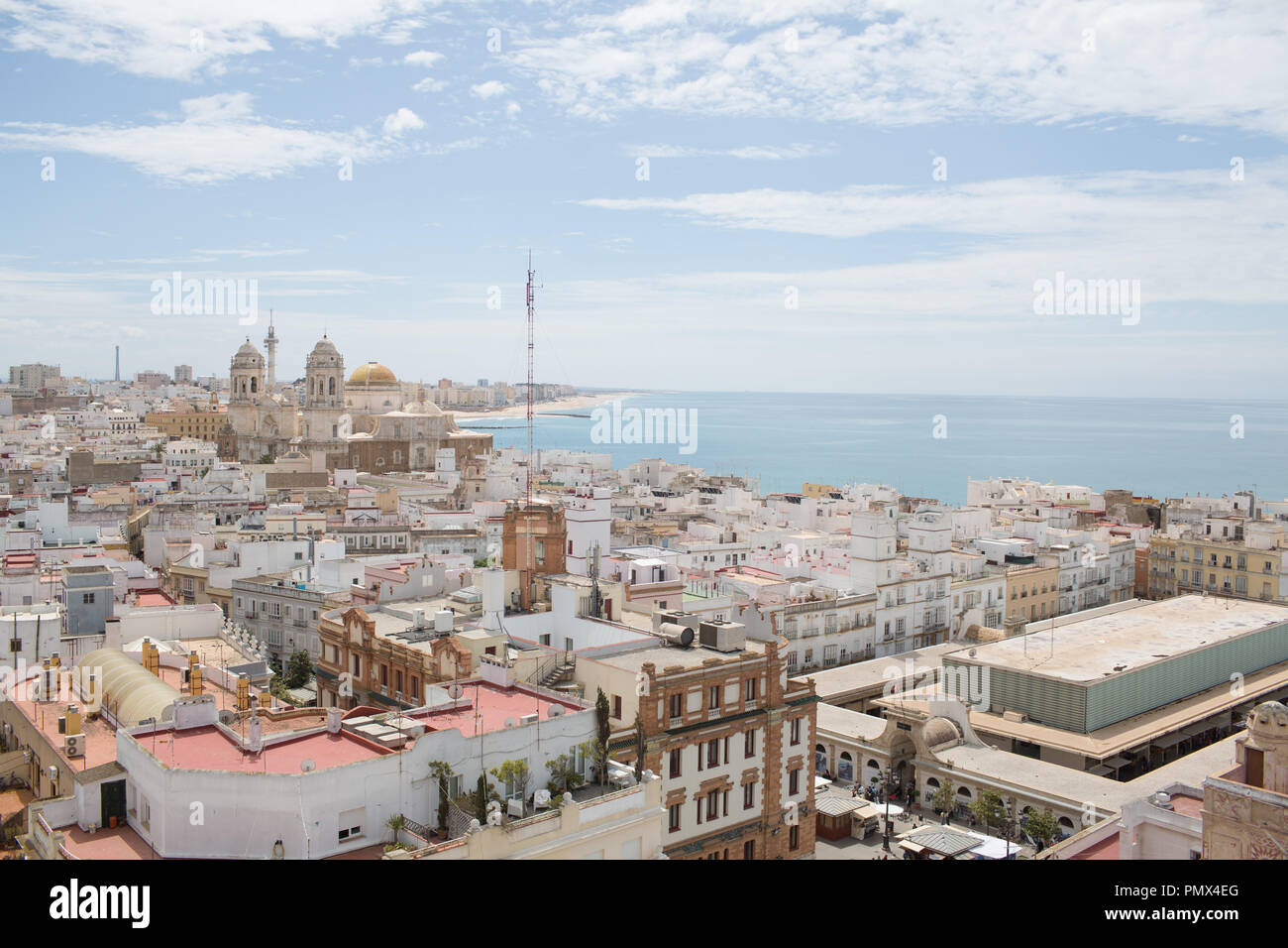 Ein Blick auf die Dächer der Stadt Cadiz in Spanien aus den Turm Tavira (Camera obscura) mit der Küste und das Meer in der Ferne Stockfoto