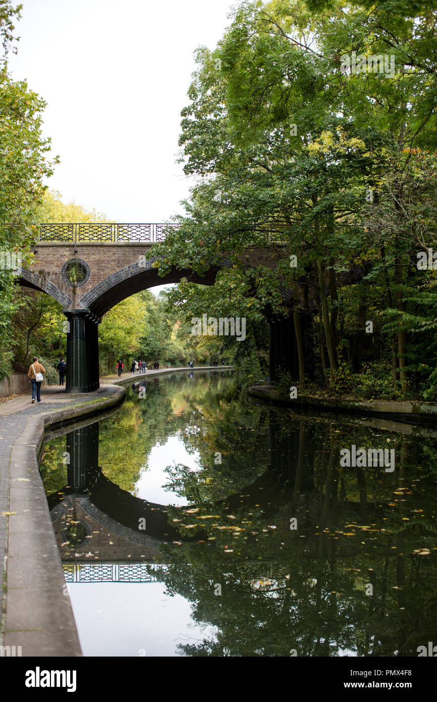 Regent's Canal in London suchen friedlich mit Bäume und Blätter des Herbstes Farben im Wasser spiegelt Stockfoto