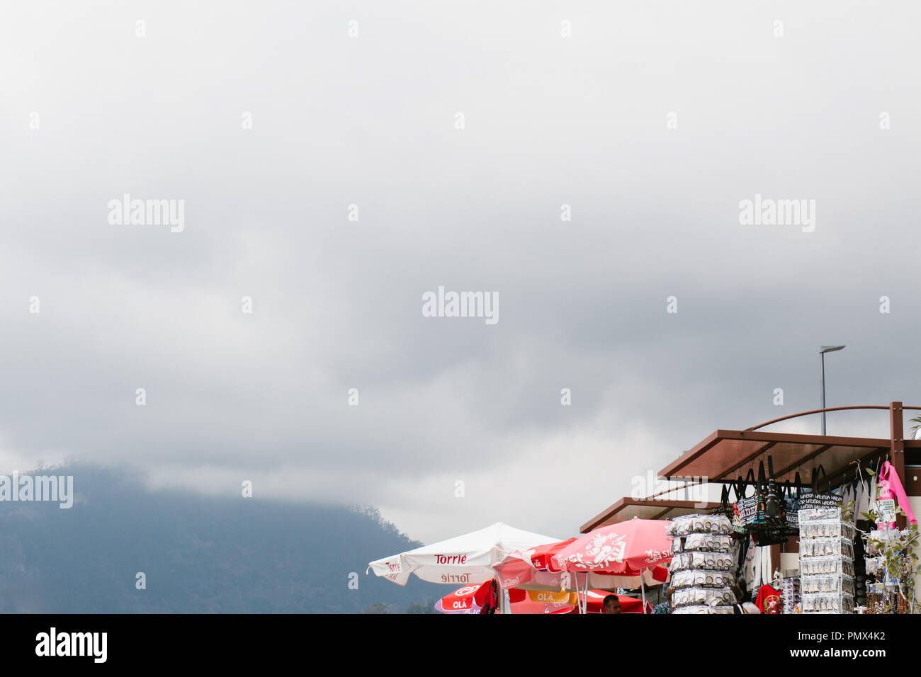 Touristische Shop mit Souvenirs auf der rechten Seite des Rahmens mit einer Cloud-Berg im Hintergrund an einem View Point Stockfoto