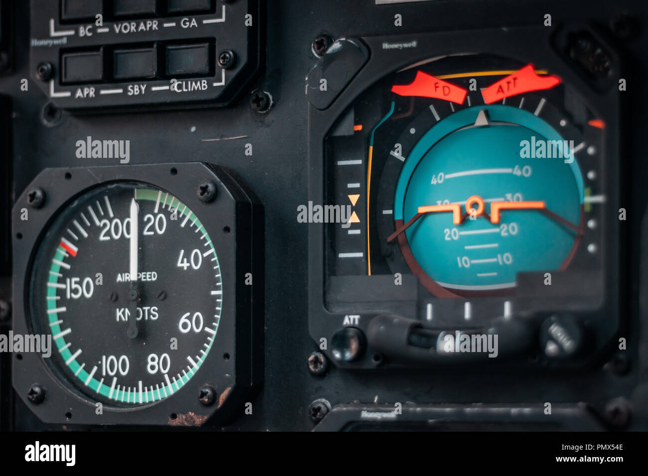 Kontrolle Armaturenbrett und Verkleidung im Cockpit eines Flugzeuge, Details von Druck, Geschwindigkeit, Höhe und Indikatoren. Krieg Konzept. Stockfoto