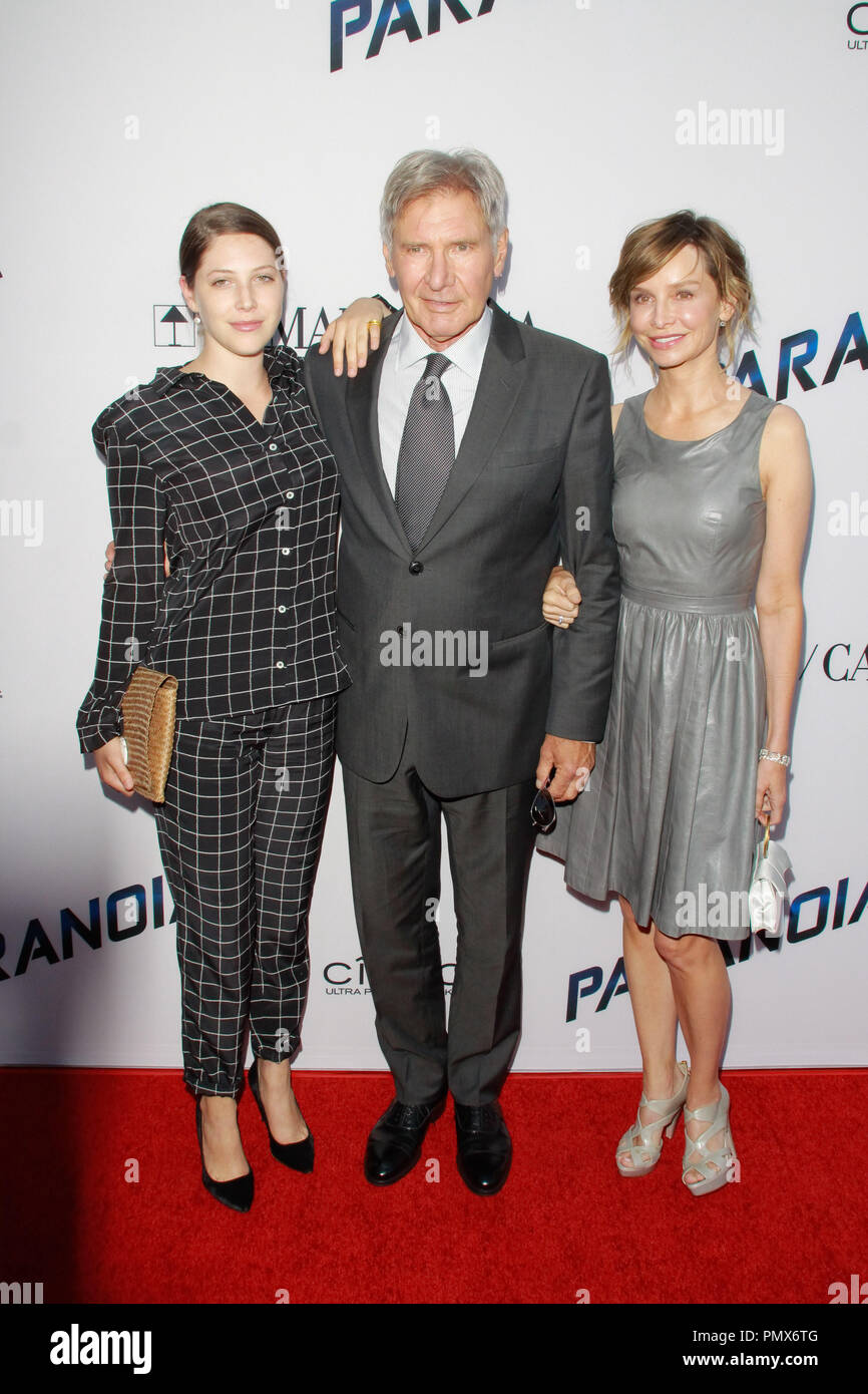 Georgia Ford, Harrison Ford und Calista Flockhart bei den US-Premiere der Relativitätstheorie Medien von 'Paranoia'. Ankünfte am DGA-Theater in Los Angeles, CA, 8. August 2013 statt. Foto von Joe Martinez/PictureLux Stockfoto