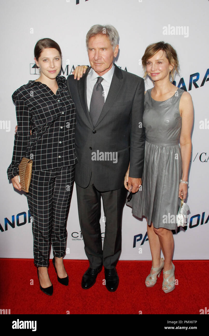 Georgia Ford, Harrison Ford und Calista Flockhart bei den US-Premiere der Relativitätstheorie Medien von 'Paranoia'. Ankünfte am DGA-Theater in Los Angeles, CA, 8. August 2013 statt. Foto von Joe Martinez/PictureLux Stockfoto