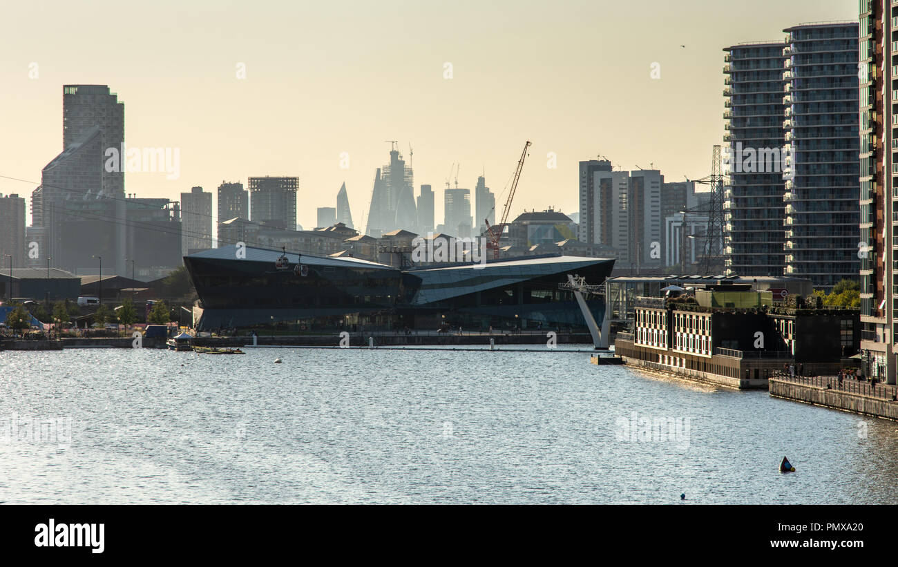 London, England, Großbritannien - 2 September, 2018: die Gondeln der Emirates Air Line Seilbahn Pass vor dem Crystal Gebäude der Royal Docks Urban Re Stockfoto