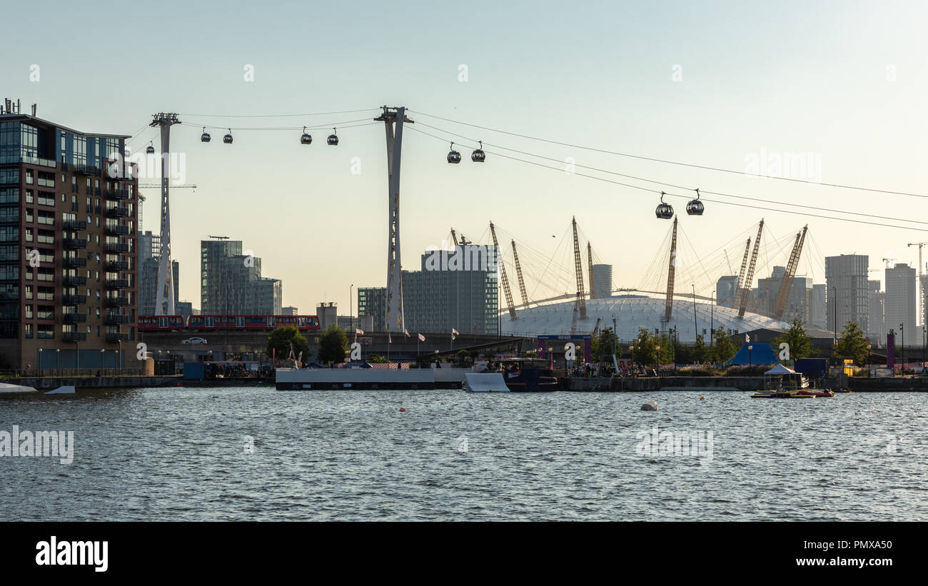 London, England, Großbritannien - 2 September, 2018: die Gondeln der Emirates Air Line Seilbahn steigen vom Ufer des Royal Victoria Dock, mit der O2-Mille Stockfoto