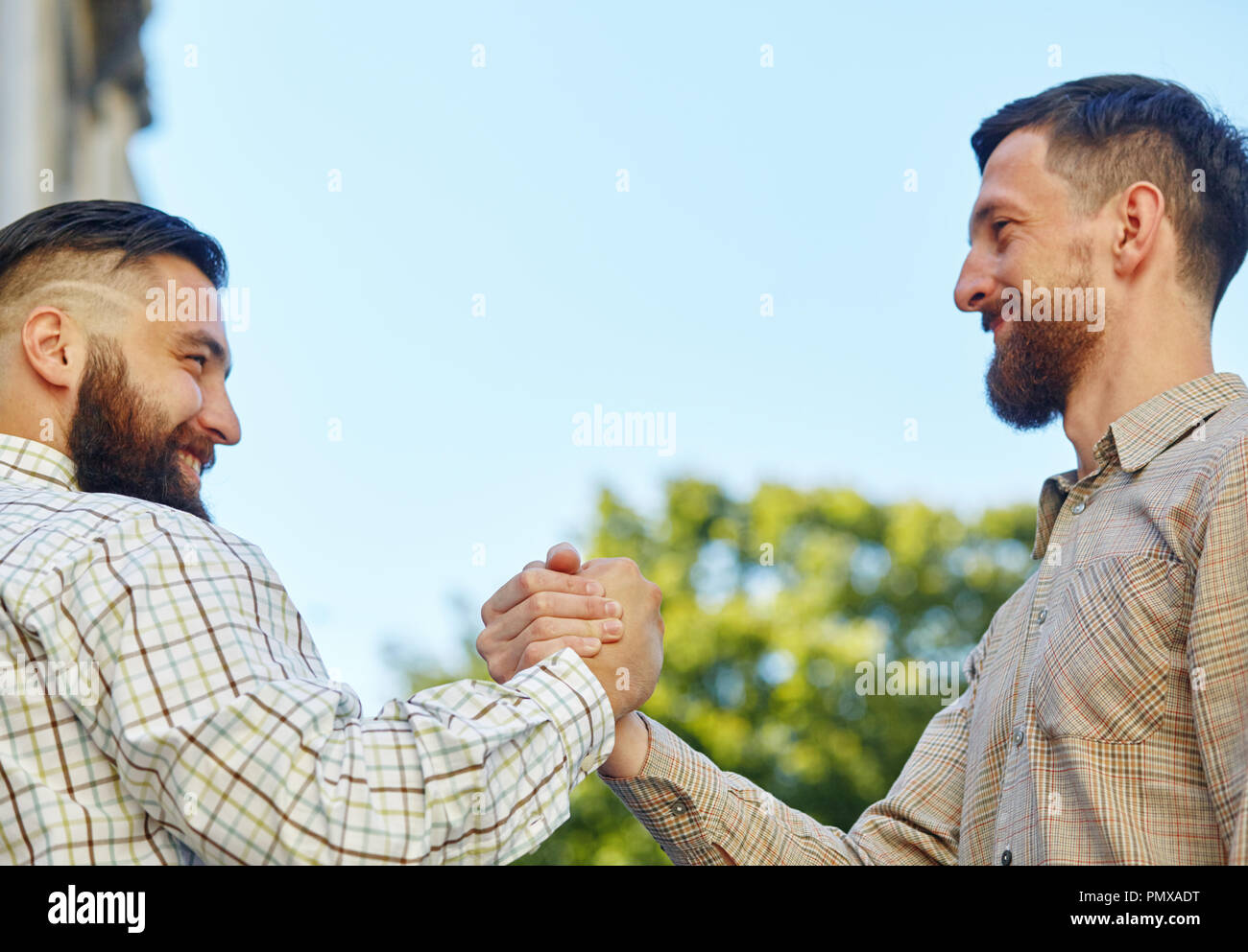 Nahaufnahme Bild von Geschäftsleuten, die Hände schütteln, so dass eine Vereinbarung. Stockfoto