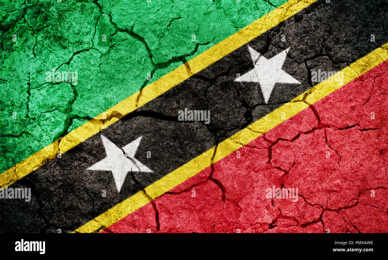 St. Kitts und Nevis Flagge auf trockener Erde Boden Textur Hintergrund Stockfoto