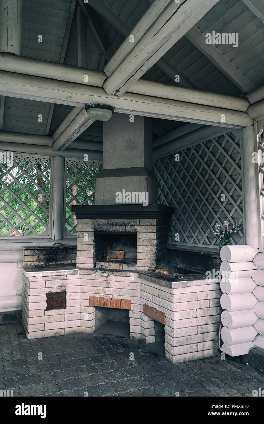 Gemauerter Ofen in einer Sommerküche. Für das Kochen Grillplatz  Stockfotografie - Alamy