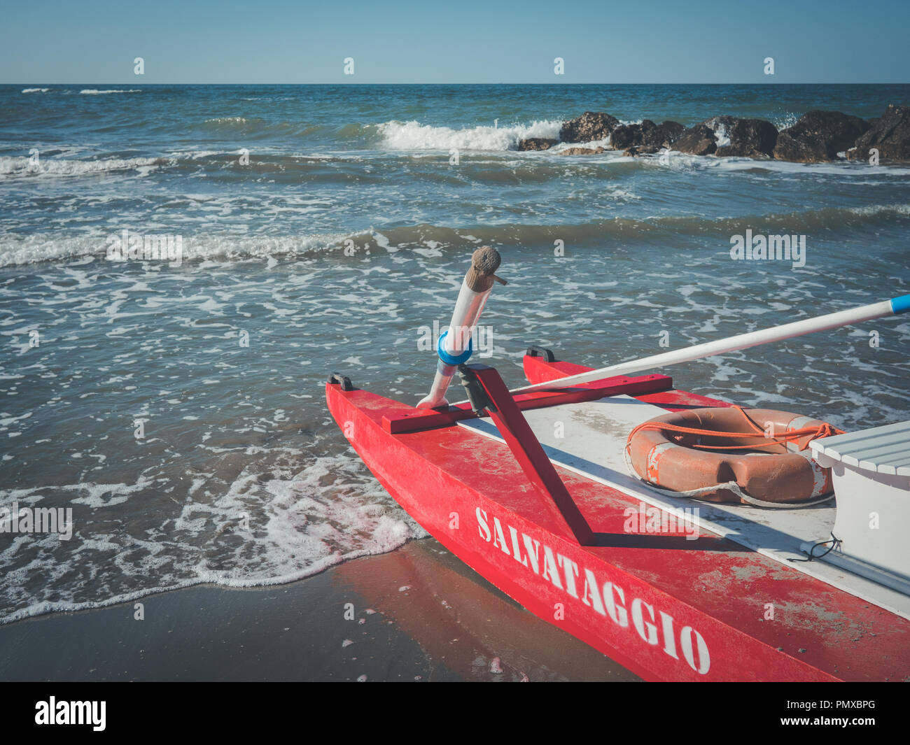 Misano, Italien, Juli 2018 rot Rettungsschwimmer Boot am Strand Stockfoto