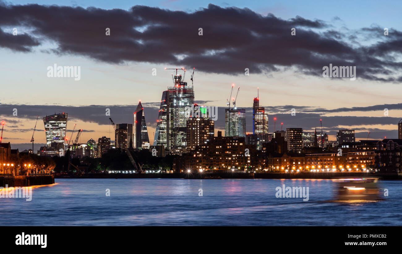 London, England, Großbritannien - 14 September, 2018: Die Sonne hinter der Silhouette der Stadt London Business District, mit Wolkenkratzern und Bau c Stockfoto
