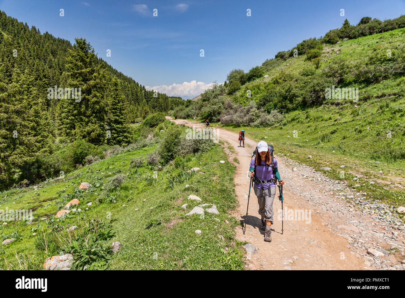 Ala-Kol Karabel-Tor Trek, die in den Bergen, im Südosten über Karakol in Kirgisistan des fernen Osten ausbrechen fährt. Stockfoto