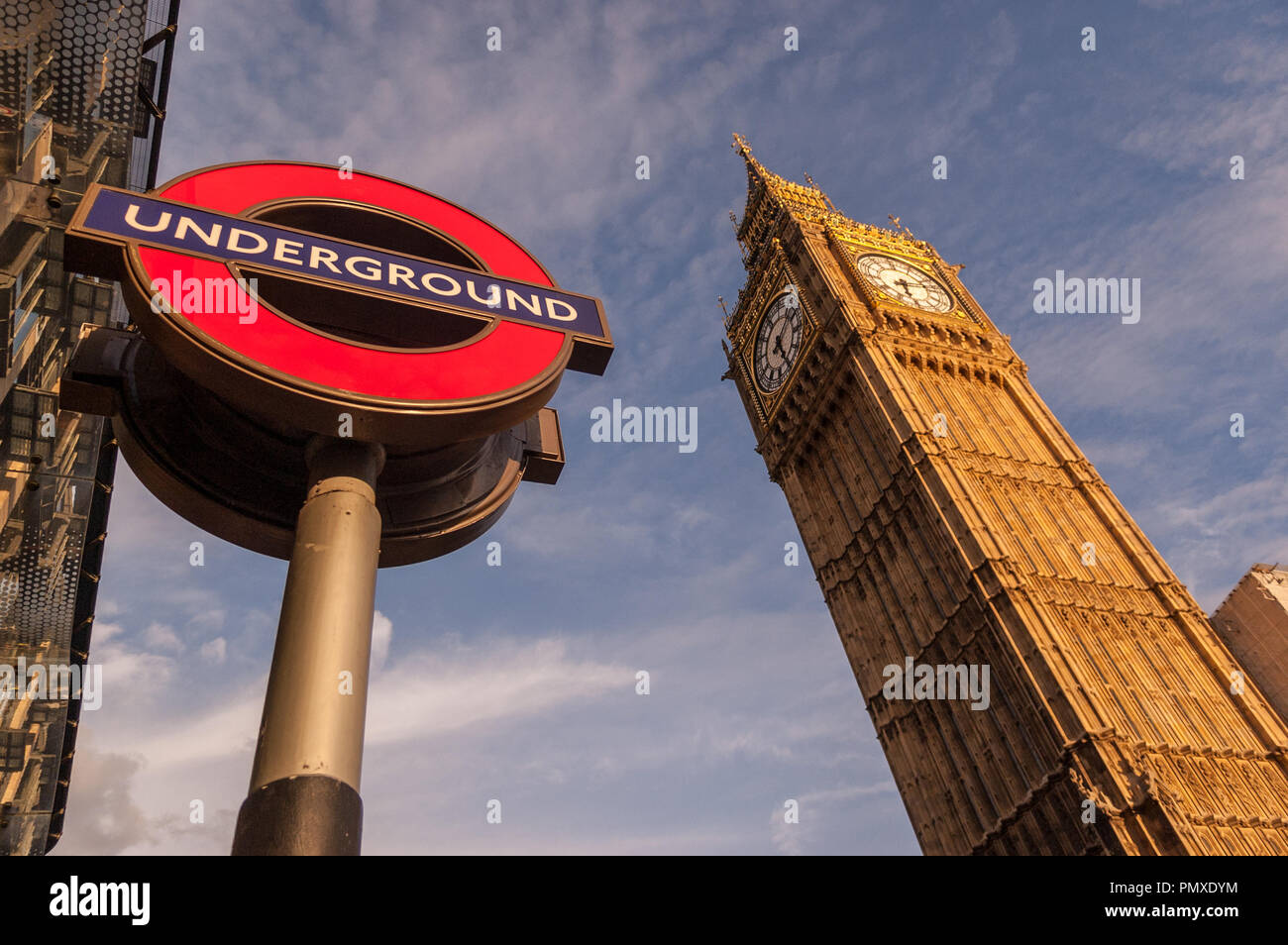 London, England, Großbritannien - 18 September, 2010: Die Elizabeth Clock Tower, Big Ben, steigt aus den Häusern des Parlaments neben Westminster tube stat Stockfoto