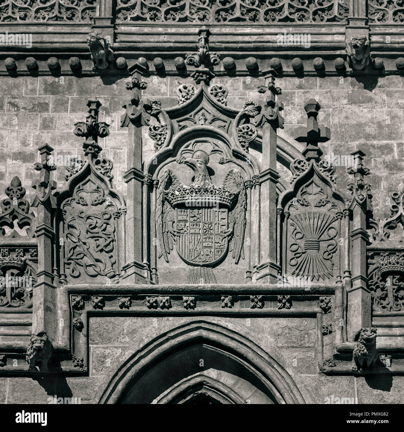 Wappen der Katholischen Könige in der Fassade der Königlichen Kapelle von Granada Stockfoto