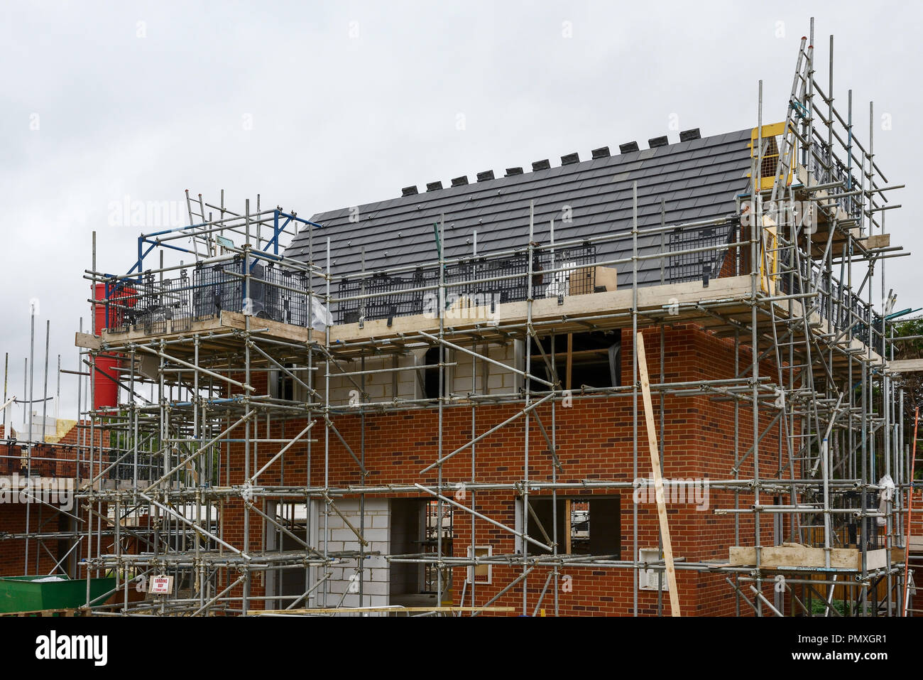 Gerüst rund um ein Haus im Bau auf einer Wohnsiedlung in Norfolk, Großbritannien Stockfoto