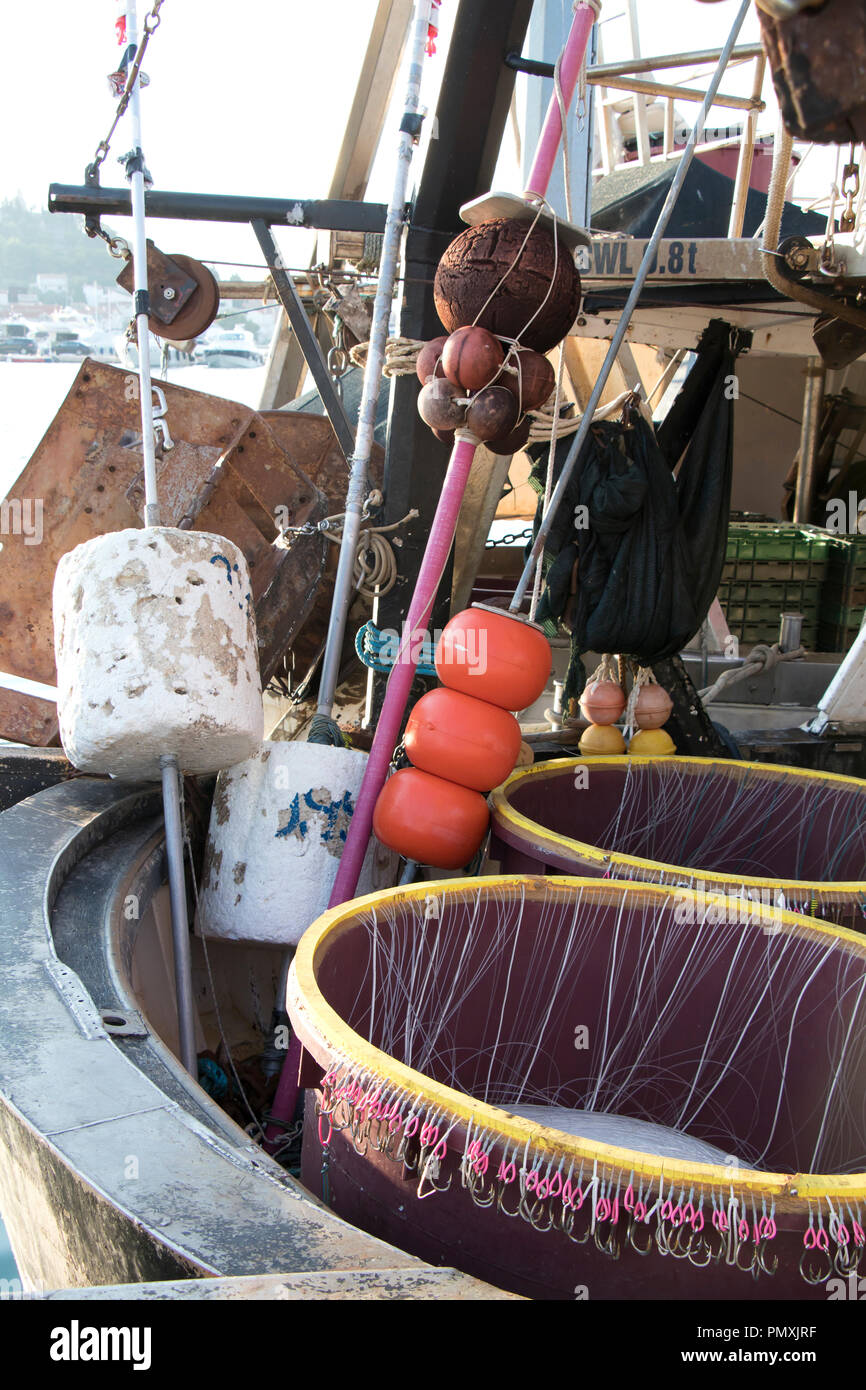 Lange Linie Fanggeräte, Behälter mit Haken und Landstreicher, in einem Boot, Ausrüstung für traditionelle kommerzielle Fischerei in der Adria Stockfoto