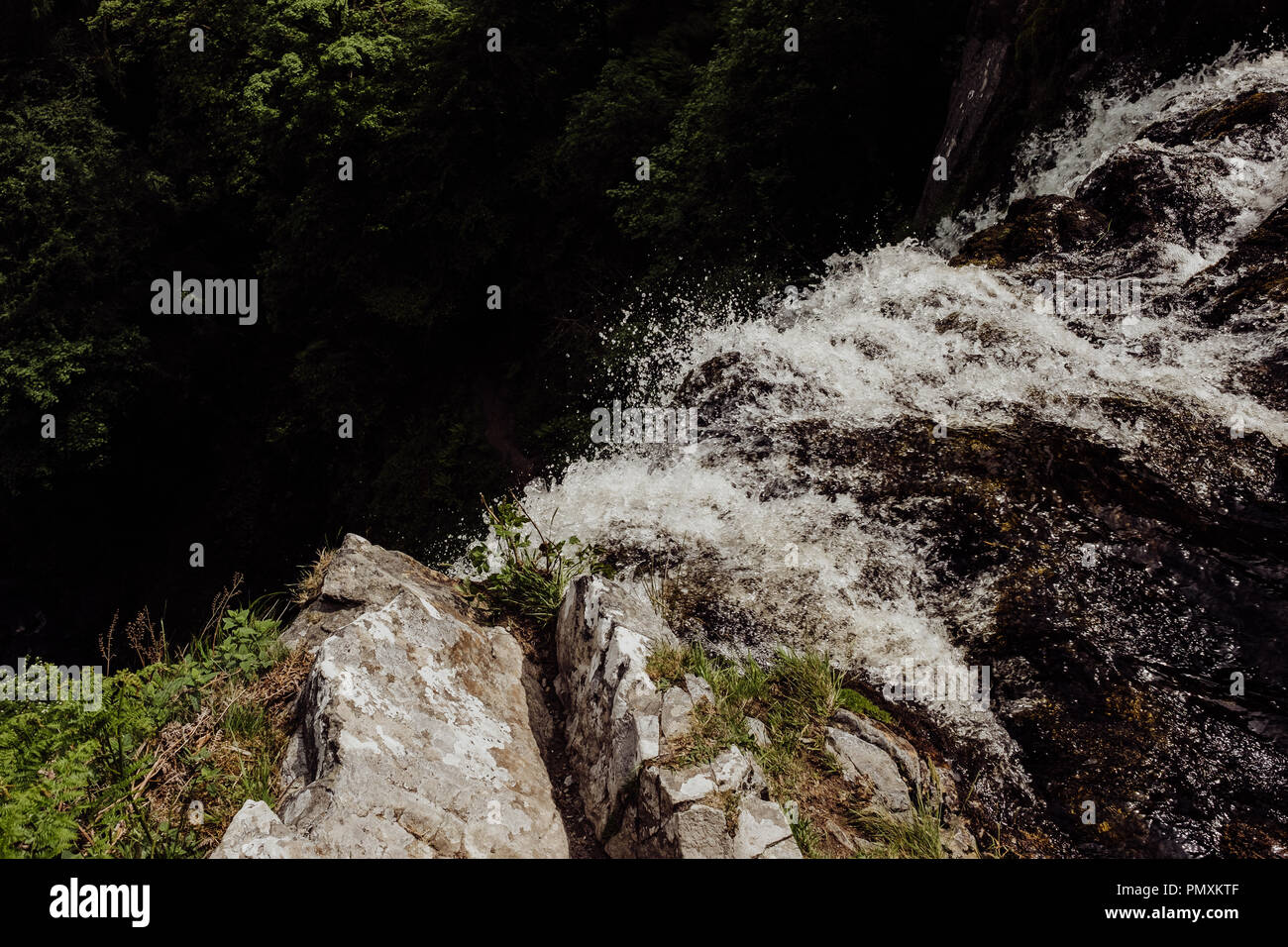 Wandern die Landschaft durch Pistyll Rhaeadr Wasserfall im Norden von Wales Stockfoto