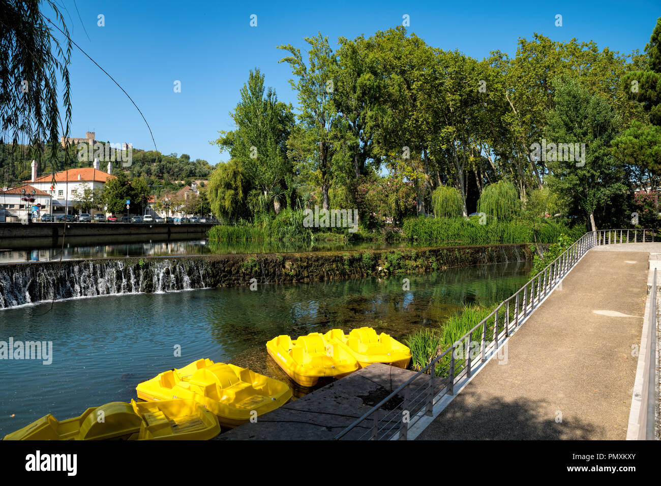 Tomar, Santarem, Portugal. Die nabao Fluss fließt durch einen Park im historischen Zentrum der Stadt Stockfoto