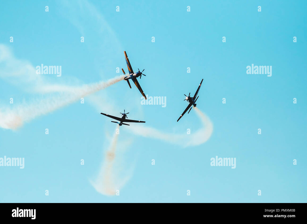 Campo Grande, Brasilien - September 09, 2018: Drei FAB Esquadrilha da Fumaca Flugzeuge in der Nähe fliegen auf eine akrobatische Manöver. A-29 Super Tucano Ebene. Tun Stockfoto