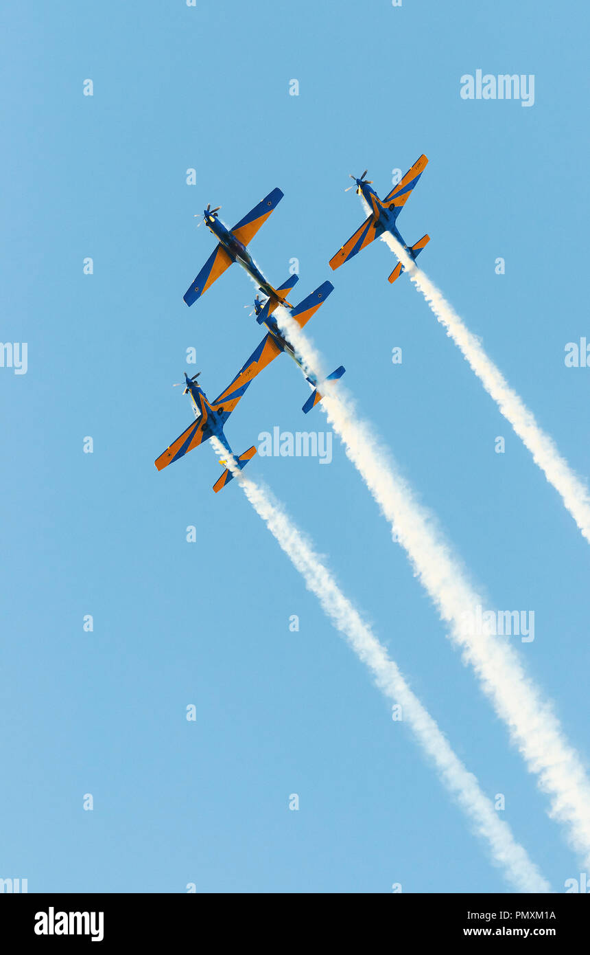 Campo Grande, Brasilien - September 09, 2018: FAB Esquadrilha da Fumaca Flugzeuge in der Nähe fliegen auf eine akrobatische Manöver. A-29 Super Tucano Ebene. Domingo Stockfoto