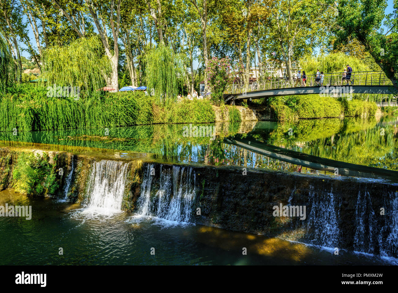 Tomar, Santarem, Portugal. Die nabao Fluss fließt durch einen Park im historischen Zentrum der Stadt Stockfoto