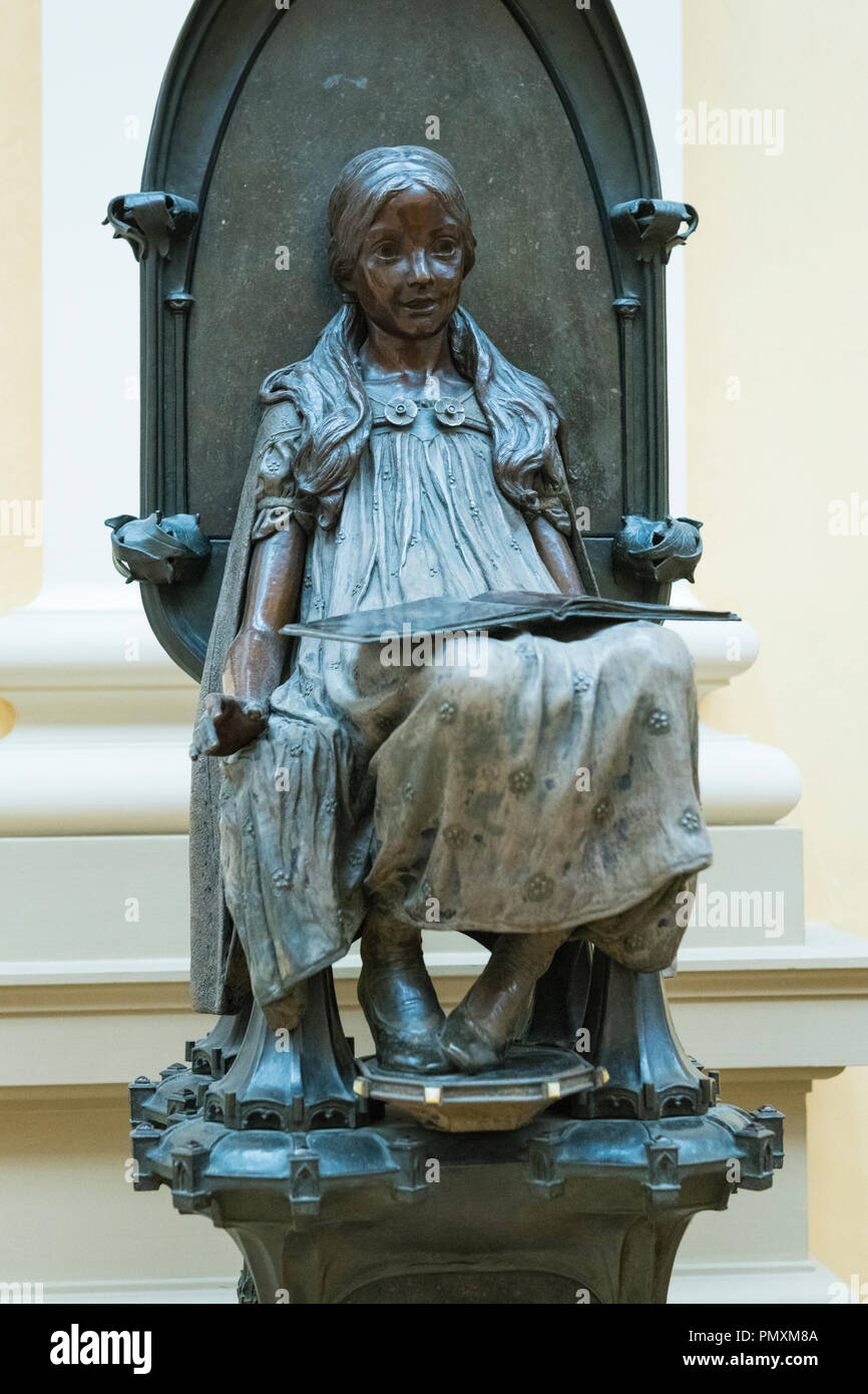 Liverpool Wirral Port Sunlight Village Die Dame Hebel Art Gallery statue Skulptur Burgen in der Luft 1901 von William Reynolds-Stephens 1862-1943 Stockfoto