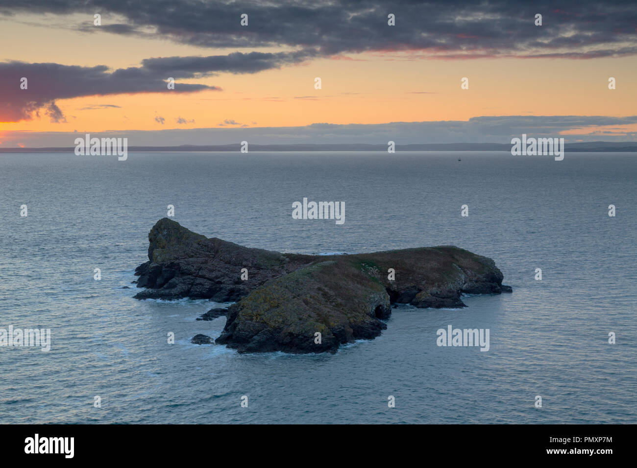 Sonnenuntergang über Mullion Insel weg von Mullion Cove Cornwall Stockfoto