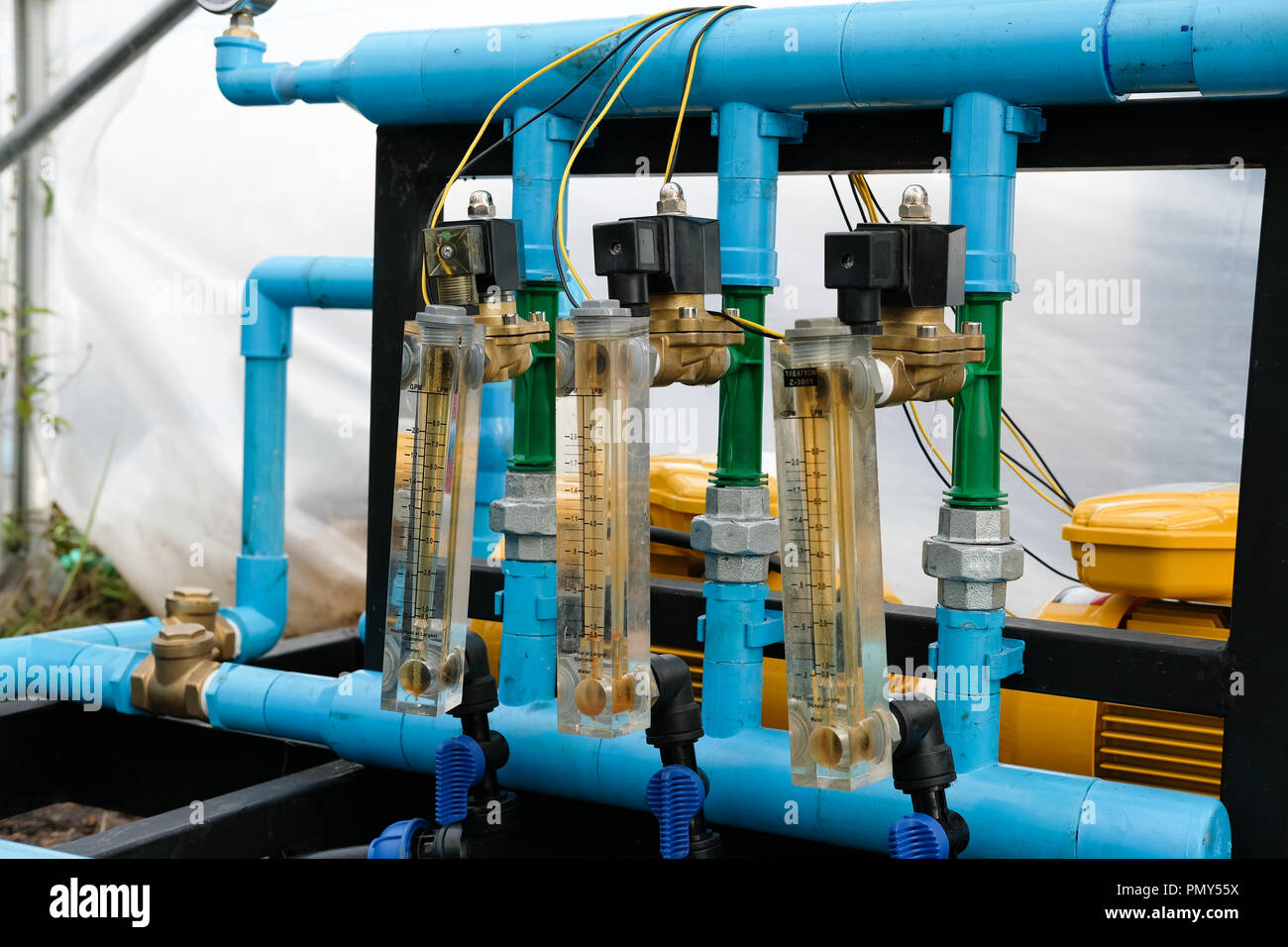 Smart mit der Landwirtschaft, Internet der Dinge, Iot. rotameter messen Dünger wasser Durchfluss im Gewächshaus Stockfoto