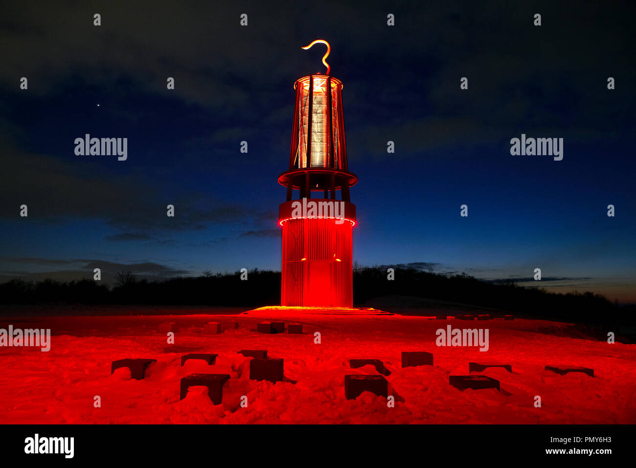 Im September 2007, die Lampe der übergroßen Miner "Geleucht' wurde errichtet als Wahrzeichen von der kunst Professor Otto Piene auf der Halde Rheinpreußen in Moers. Die Schnee-bedeckten Hang des Heap ist eingehüllt in rotes Licht durch zahlreiche Scheinwerfer. Stockfoto
