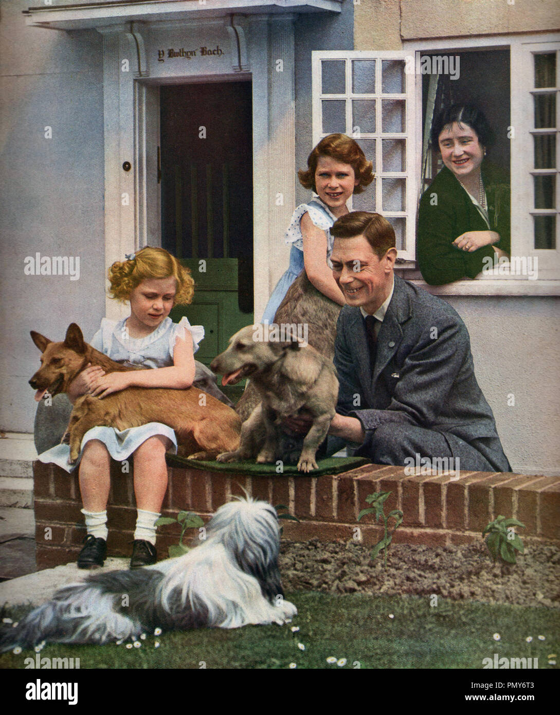 George die sechste mit seiner Frau Königin Elizabeth und ihre Töchter Prinzessin Elizabeth und Prinzessin Margaret bei Y Rhyd Y Bont Bach (das kleine Haus) im Jahr 1937, die von den Menschen in Wales zu Prinzessin Elizabeth begabt war. Stockfoto