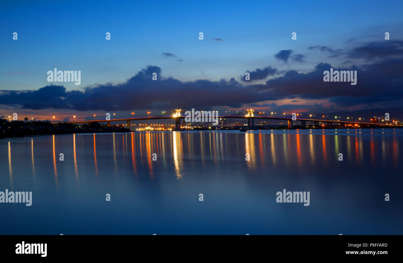 Zwei Mactan Brücken mit Reflexionen im Wasser, Nacht schießen, lange aussetzen Stockfoto