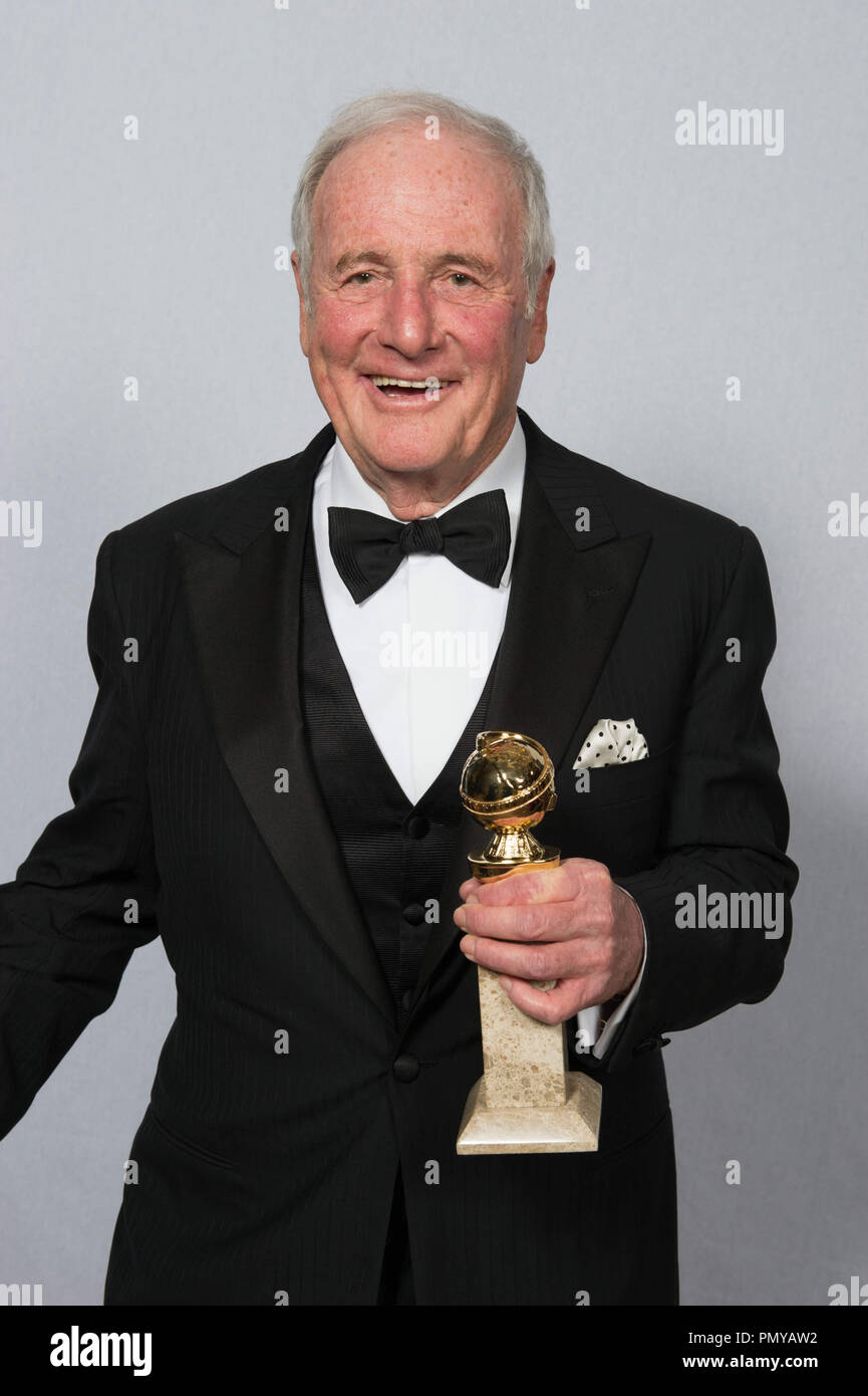 Für beste MINI-SERIES ODER MOTION PICTURE MADE FOR TELEVISION, der Golden Globe vergeben" hinter dem KANDELABER" (HBO) durch die HBO-Filme in Verbindung mit Jerry Weintraub Productions. Jerry Weintraub wirft mit der Auszeichnung backstage in der Presse Zimmer auf der 71. jährlichen Golden Globe Awards im Beverly Hilton in Beverly Hills, CA am Sonntag, 12. Januar 2014. Datei Referenz # 32222 436 GFS nur für redaktionelle Verwendung - Alle Rechte vorbehalten Stockfoto