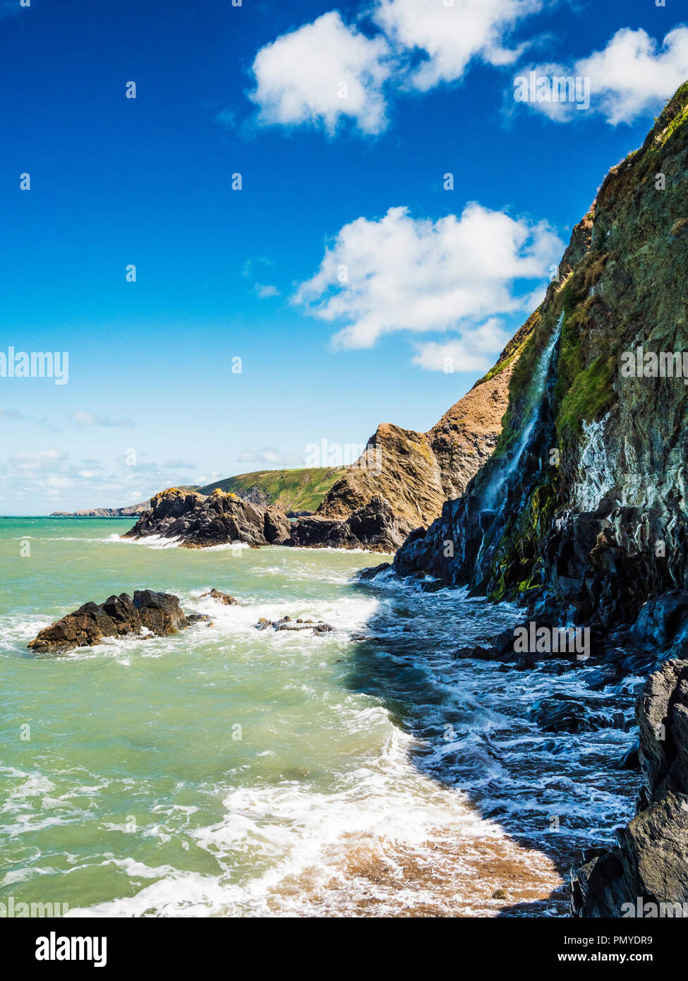 Der Wasserfall am Tresaith an der walisischen Küste in Ceredigion. Stockfoto