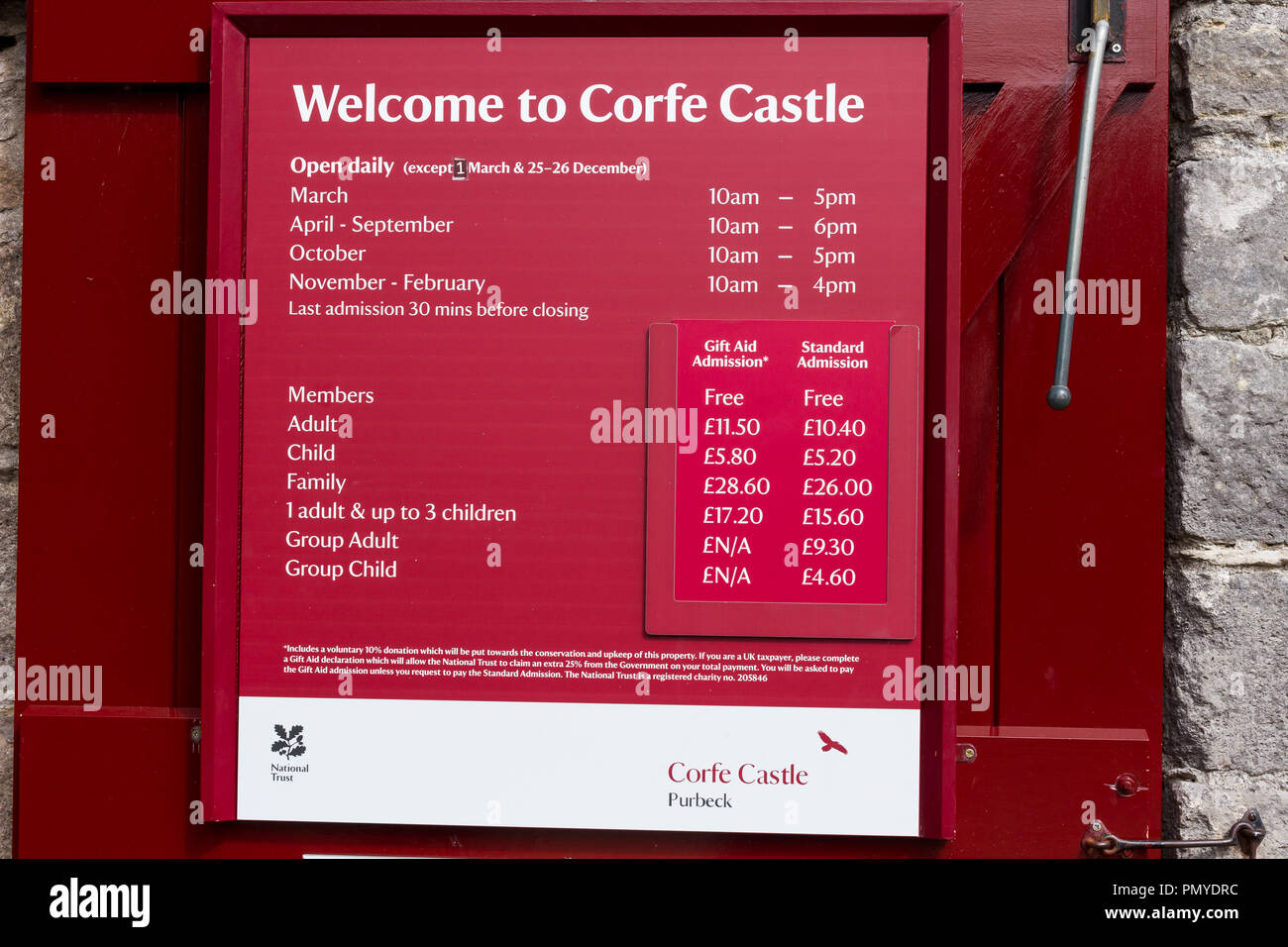 Corfe Castle Öffnungszeiten und Eintrittspreise Notice Board, 2018, Dorset, Großbritannien Stockfoto